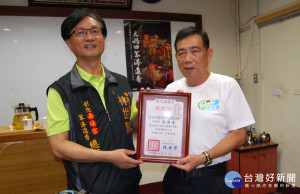 環保媽祖全台淨灘圓滿完成林世賢市長頒發感謝狀給居功厥偉的乾淨台灣促進發展協會理事長許廣東。