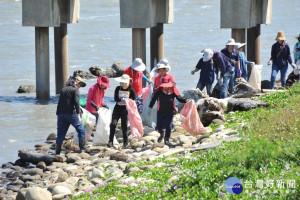 彰化縣宣導垃圾回收不落海淨灘活動，環保愛地球。