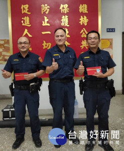 水林所長陳智偉等人巡邏時眼尖發現男子行跡鬼祟，立即上前盤查破獲持有毒品案，分局長王立德馬上頒獎肯定員警為治安把關。（記者陳昭宗拍攝）