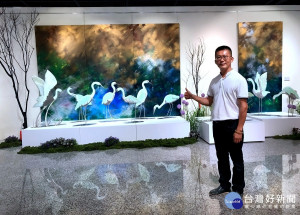 國立彰化生活美學館邀請琉璃大師林芳仕以「掬光焙影」為題，舉辦琉璃創作展，展出上百件琉璃作品。