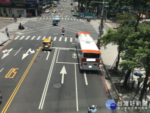 新北市交通事件裁決處提醒在交通法規上，車輛是不可以利用左(右)轉彎專用車道直行的，將會吃上600元罰單