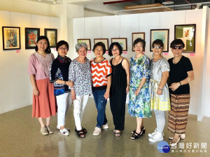 淡水社區繪畫班的樂齡繪畫展，即日起至9月1日止於淡水古蹟博物館的滬水一方4樓展出，該繪畫班是由一群退休銀髮族的阿公阿嬤組成