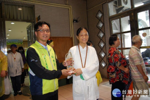 林世賢市長頒水晶玻璃感謝獎座給高雄道德院住持-三清太乙宗師翁太明
