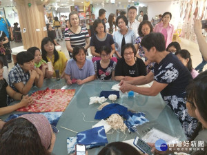 縣長王惠美關心婦女成長課程。圖／記者鄧富珍攝