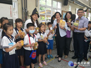 縣長王惠美餐與嬉遊彰化蓋有趣系列活動與學童快樂互動並鼓勵學童參與暑假正當休閒活動。圖／記者鄧富珍攝