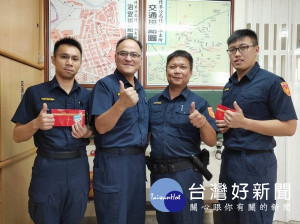 北港警方在暑假來臨前強力緝毒，一日連破2起毒品案，分局長王立德至北辰所及水林所頒發破案禮券，感謝員警守護青少年的辛勞。（記者陳昭宗拍攝）