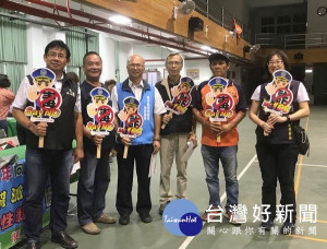 北港警分局與南安里守望相助隊共同召開社區治安會議，持續宣導反毒、打詐、青春專案及酒駕新罰則，與會民眾深表贊同。（記者陳昭宗拍攝）