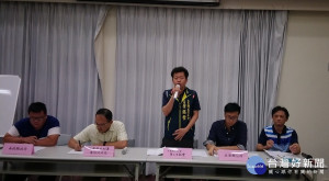 河川疏濬工程造成路面塵土飛揚影響民眾健康及回饋金案會議，代表會主席葉銘豐提出看法。（記者吳素珍攝）