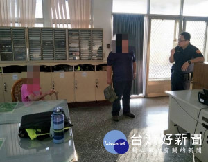 失智老婦獨自外出迷途，不耐天候酷熱路倒，所幸客厝所員警及時救援，並協助尋得家屬前往警所帶回照料。（記者陳昭宗拍攝）