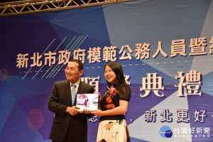 新北市長侯友宜27日表揚15位模範公務人員及30位績優人員，鼓勵得獎同仁「莫忘初衷」