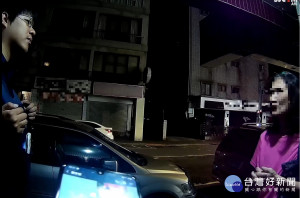 迷途老婦半夜遭鎖家門外　熱心警協助返家