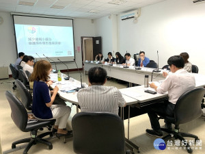 為消除違規小廣告張貼亂象，環保局及地政局昨(26)日辦理「減少違規小廣告維護房仲業形象座談會」，邀不動產經紀業者加盟店總部及公會「喝咖啡」