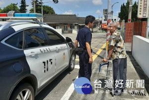 鹿寮所長張添財、警員王柏揚正午時分執行交整勤務，發現老翁手持助行器在烈日下行走，遂主動予以關懷護送返家。