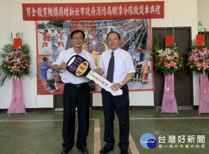 經營教育事業有成的張志誠先生28日捐贈樹潭分隊高頂救護車