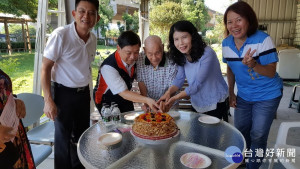 名間鄉長夫人李雁惠和榮服處為百歲老榮民慶生。（榮服處提供）