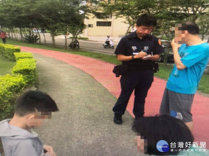 員警耐心詢問附近住戶下，終於在八德區長興路找到該名男童的家人。

