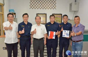 桃園市政府警察局長陳國進到楊梅分局慰問辛勞的同仁。