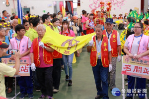 華山基金會29日在南投縣鹿谷國中活動中心舉辦南投區「愛老人 動起來」運動會，多位長輩、義工、善心人士來共襄盛舉。