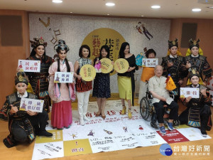 文化局長蔡佳芬、布袋戲「戲狀元」許王、民歌學生情人于台煙、「明華園戲劇團」無敵小生孫翠鳳等出席新北市巷弄藝起來巡演記者會