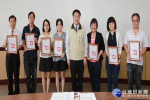 黃偉哲市長頒獎表揚績優單位。