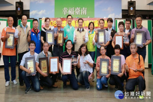 黃偉哲市長頒獎表揚優勝咖啡農。