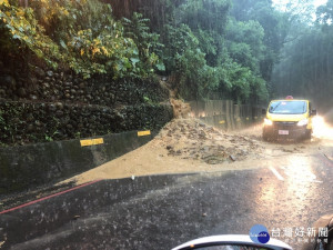 圖:大因一場豪大雨影響，造成台三線崎頂路段幾乎遭泥水淹沒及三元一街坍方。
