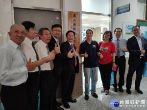 東南科大校長李清吟、新北市教育局長張明文、台灣無人機應用發展協會馮渤理事長、滬江高中校長蔡玲玲等出席無人機科普教育基地揭牌儀式。（圖／記者黃村杉攝）