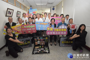 彰化縣開啟行動反毒箱加強反毒宣導。