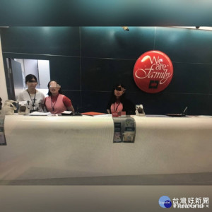 在警方及銀行行員合作勸阻下，老婦才恍然大悟，及時阻止重大損失，。

