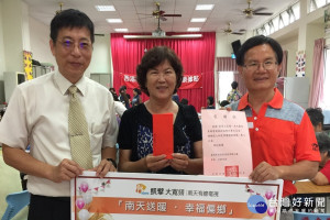 副總經理陳耀捐款給社區。