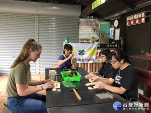 挪威草根〈左1〉體驗木工之美。