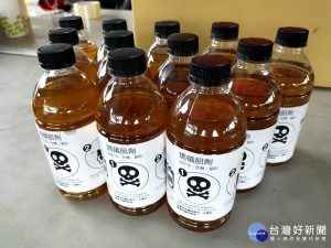 竹山鎮公所為了解決螞蟻問題，從這周開始，公所全員動起來，趕工製作螞蟻餌劑2萬2千瓶，預計下周將全鎮每戶發送，進行滅蟻大戰。
