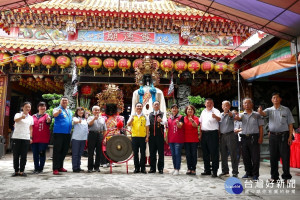 一年一度的南投縣竹山鎮城隍宗教觀光文化節，3日在靈德廟主委林信雄及縣府民政處長吳燕玲等來賓敲鑼後，宣布正式開鑼囉～