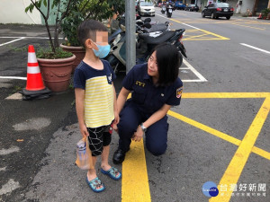 黃姓男童開心參加夏令營前，迷失在龍岡圓環附近，3女警上前關懷，並將男童安全送至幼兒園參加活動。

