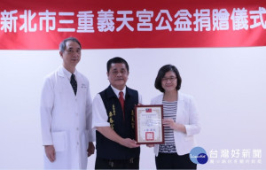三重義天宮因應5樓病房的啓用，4日再度捐贈45張市價120萬的護理床，新北市政府衛生局長陳潤秋代表受贈。（圖／記者黃村杉攝）