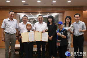 市長侯友宜與李科永文教基金會代表李鵬雄董事共同簽署合作備忘錄。（圖／記者黃村杉攝）