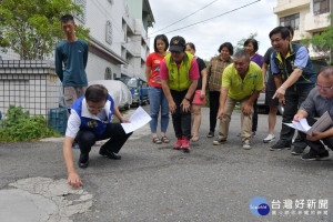 水里鄉頂崁村社區既有柏油道路多處破損不堪，林縣長會勘後，同意刨除後重新鋪設。