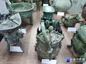 醉月樓骨董文物坊展出多年收藏骨董文物。（圖／記者黃村杉攝）