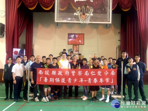 南投縣仁愛警分局6日在仁愛高農活動中心籃球場舉辦「3對3籃球賽」，吸引不少學生組隊參加。