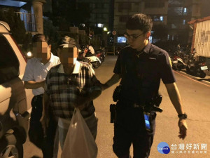中壢警分局員警執行轄區巡邏時，運用人臉辨識系統協助迷途的獨居老翁找到回家的路，平安護送其返家。