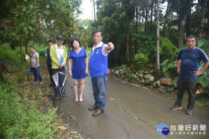 縣長林明溱集集鎮會勘農路改善工程。