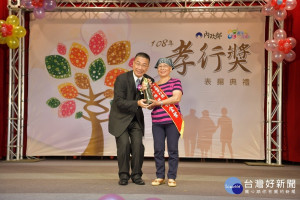 徐部長頒獎孝行楷模-南投的林金葉女士。
