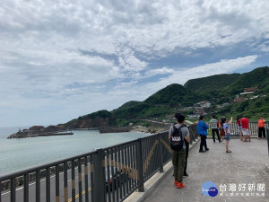 瑞芳水湳洞候車亭增建觀景平台完工，讓遊客在等車之餘，還能登上平台觀山看海360度飽覽金瓜石之美