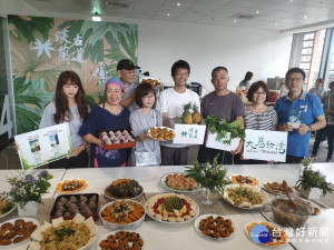 觀旅局11日別出心裁，將淡蘭野味餐桌搬到記者會現場。（圖／記者黃村杉攝）