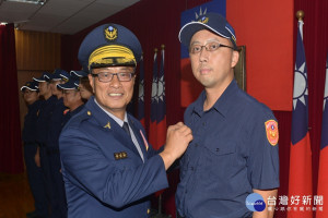黃宗仁局長為張永坤授階。