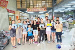 八名海外青年在大豐棉被廠完成彩繪頸枕，完成後開心地展示成果。