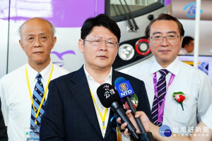 交通部政務次長黃玉霖接受媒體聯訪。