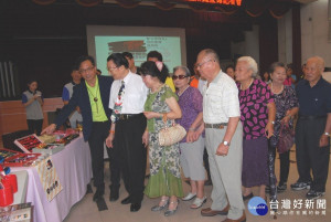 林世賢市長邀幾對結婚已滿60年的鑽石婚夫妻參觀記者會中相關愛情產業設置的攤位與商品。