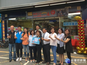 佩樺基金捐贈9萬元予南投千禧龍基金會助青少年。(記者扶小萍攝）