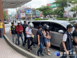 檢警拘提直播主。林重鎣攝